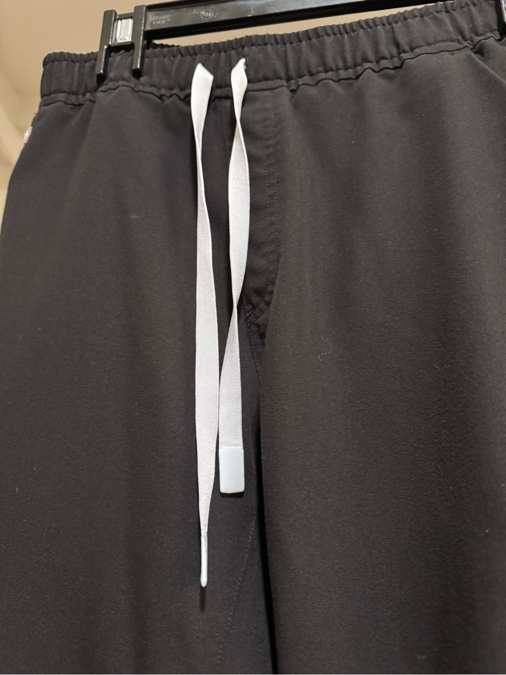 FIGS Men’s Black Set scrubs Size Medium Top + Jogger Pants - Picture 7 of 13